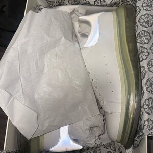 White/silver
Alexander Mcqueen sneaker (MEN SZ 44/ size 11)